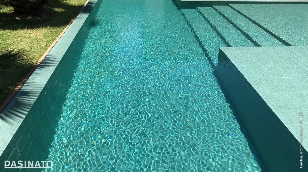 Aplicação de textura Green Pool Mix em piscina
